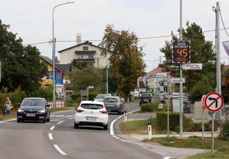 PRIKAZOVALNIK HITROSTI CERKNICA  02 FOTO LJUBO VUKELIČ